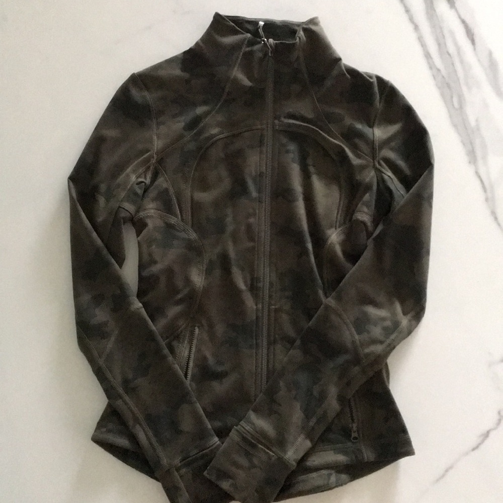 Lululemon Camo jacket size 4 EUC
